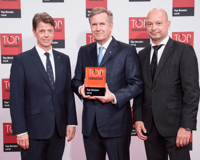 v.l. Dr. Bernhard Amshoff, Christian Wulff und Dr. Oliver Topp bei der Preisverleihung des TOP CONSULTANT Beraterpreises in Essen.